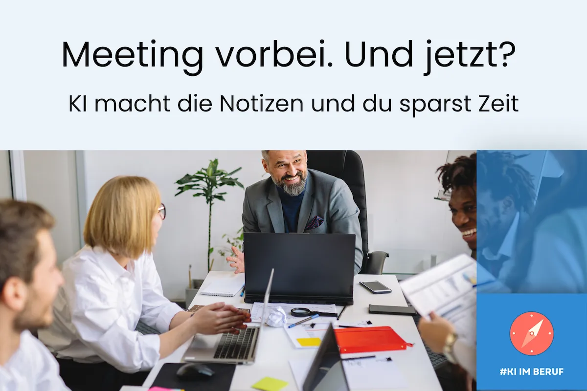 Vier Arbeits-Kollegen sitzen entspannt mit Laptops an einem Konferenztisch. Wer nach dem Termin eine KI Meeting Zusammenfassung nutzt, hat sofort klare To-dos und den Kopf wieder frei.