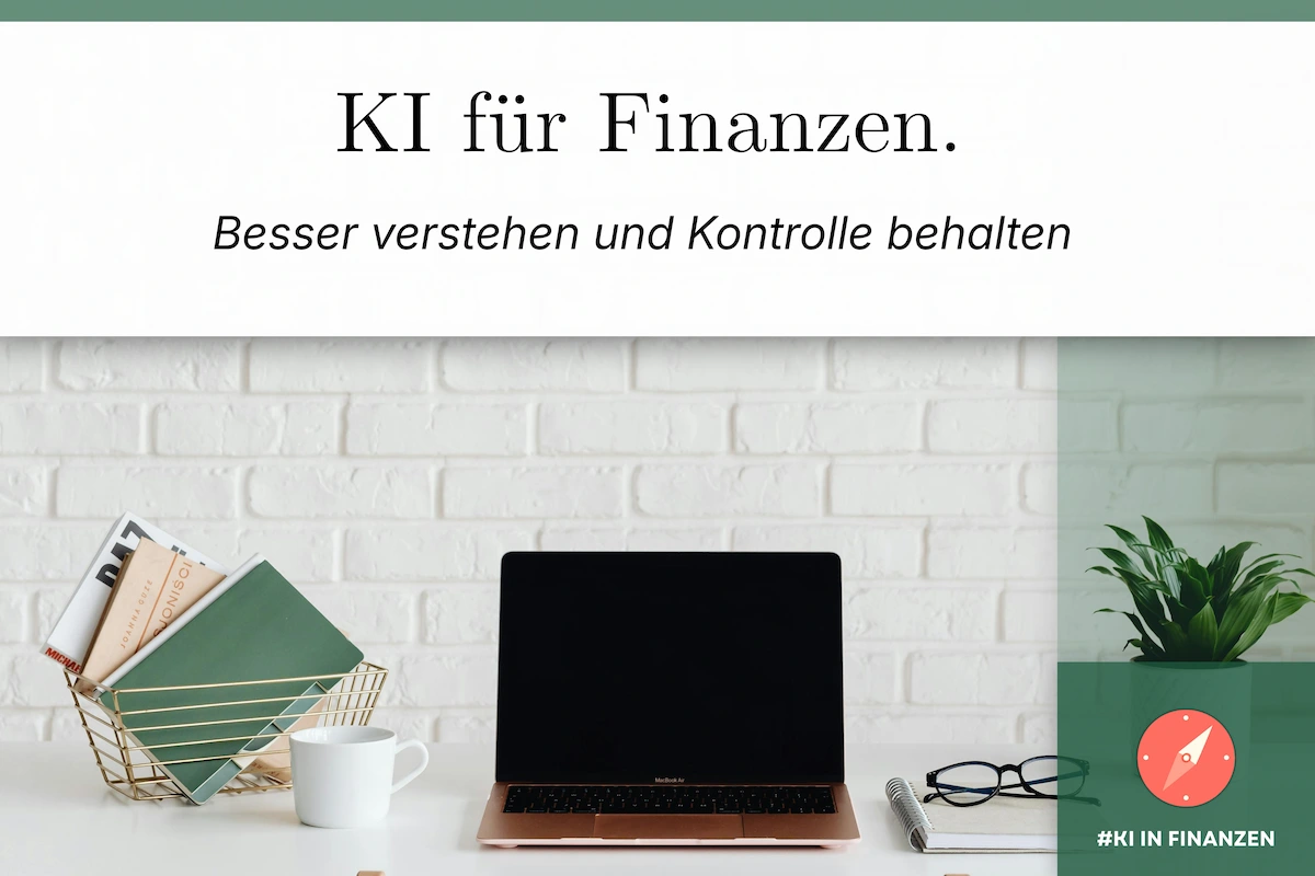 KI für Finanzen: Laptop, Notizbuch, Brille , Kaffeetasse und Unterlagen auf einem Schreibtisch.