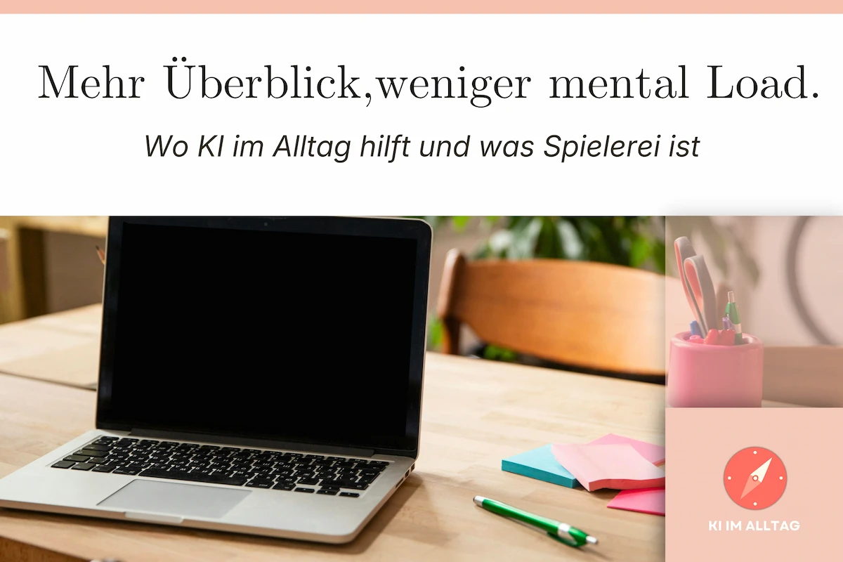 Laptop mit Notizzetteln und Arbeitsmaterialien zeigt, wie sich KI im Alltag für Organisation und Planung nutzen lässt.
