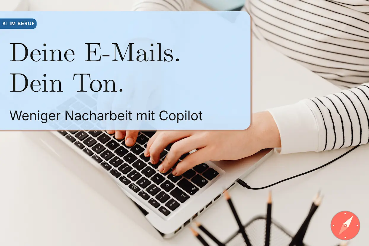 Copilot Outlook Schreibstil festlegen. Person am Laptop an einem hellen Schreibtisch. Darüber steht: „Deine E-Mails. Dein Ton. Weniger Nacharbeit mit Copilot.“ Oben links: „KI im Beruf“, unten rechts das Kompass-Logo.